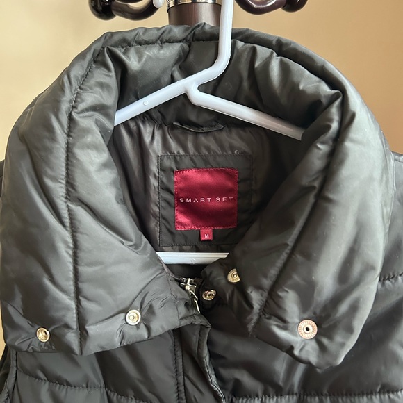Smart Set ladies puffy vest. - Picture 7 of 7
